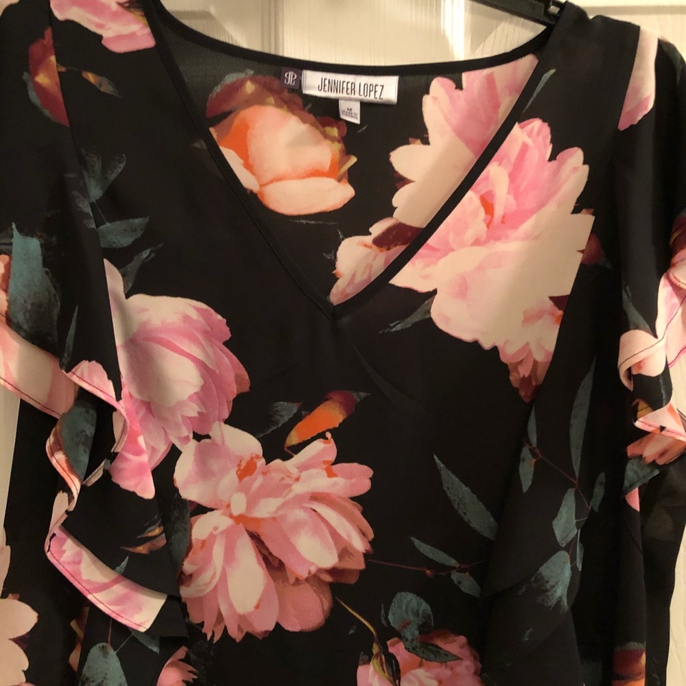 ⭐️ 2/$20 Ruffle Top - Picture 3 of 5